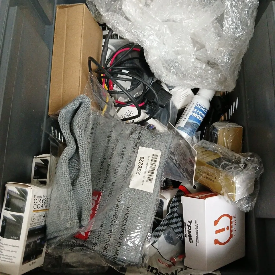 APPROXIMATELY 10 ASSORTED CAR ACCESSORIES TO INCLUDE AA CAR GENIE - CAR PHONE STAND - VANDORM SCHARDER VALVE 26" - ETC