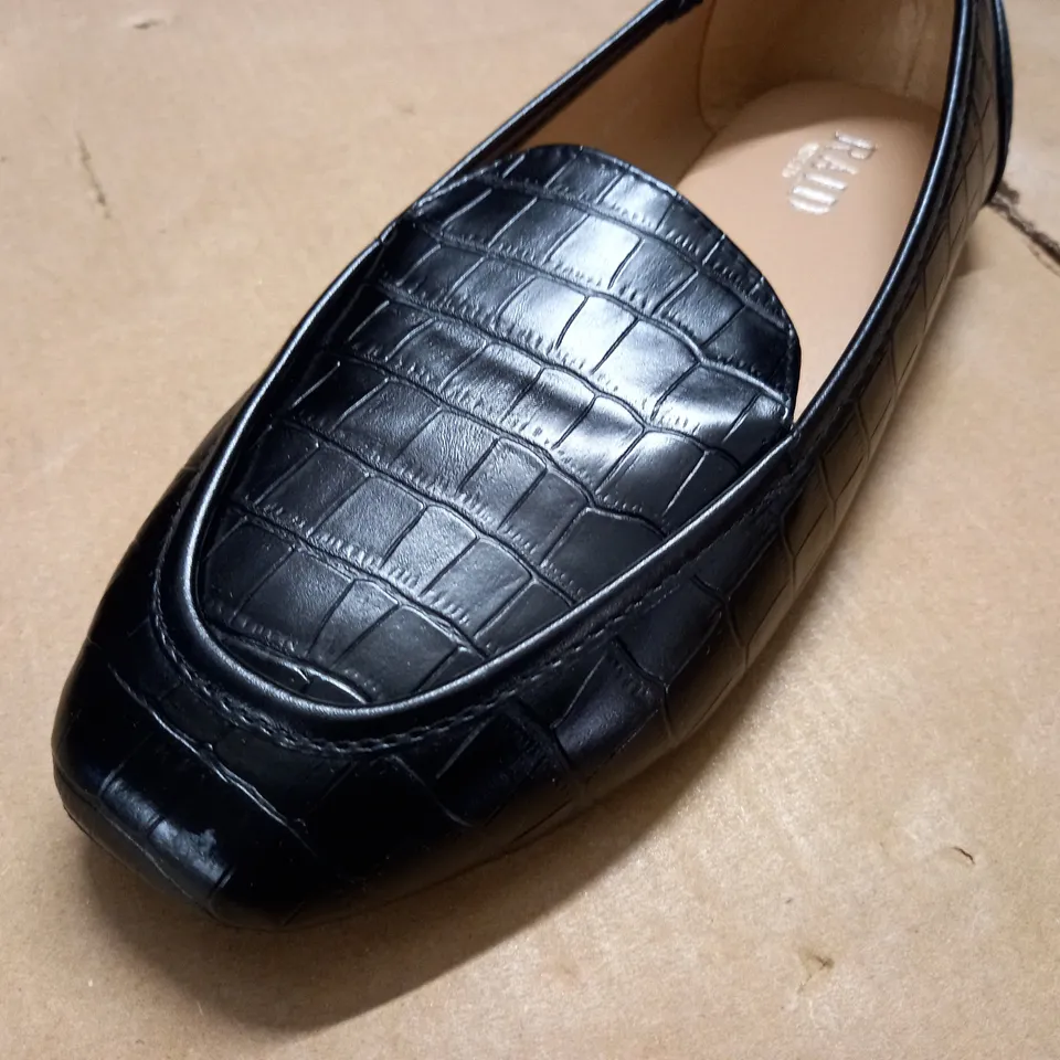 PAIR OF RAID WIDE FIT ELINA SQUARE TOE FLAT SHOES IN BLACK - UK 5