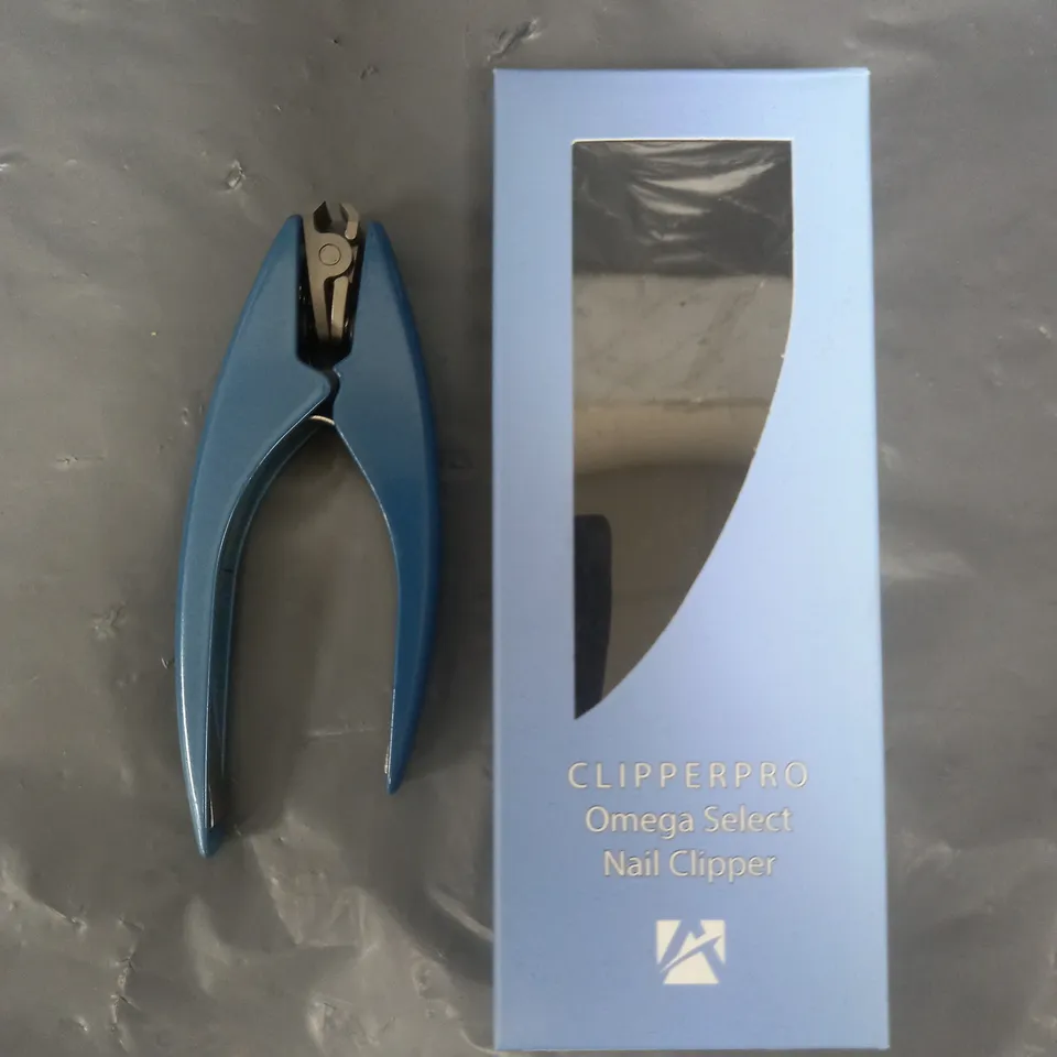 BOX OF APPROXIMATELY 10 ASSORTED HOUSEHOLD ITEMS TO INCLUDE AZURRO NAIL CLIPPERS, ETC