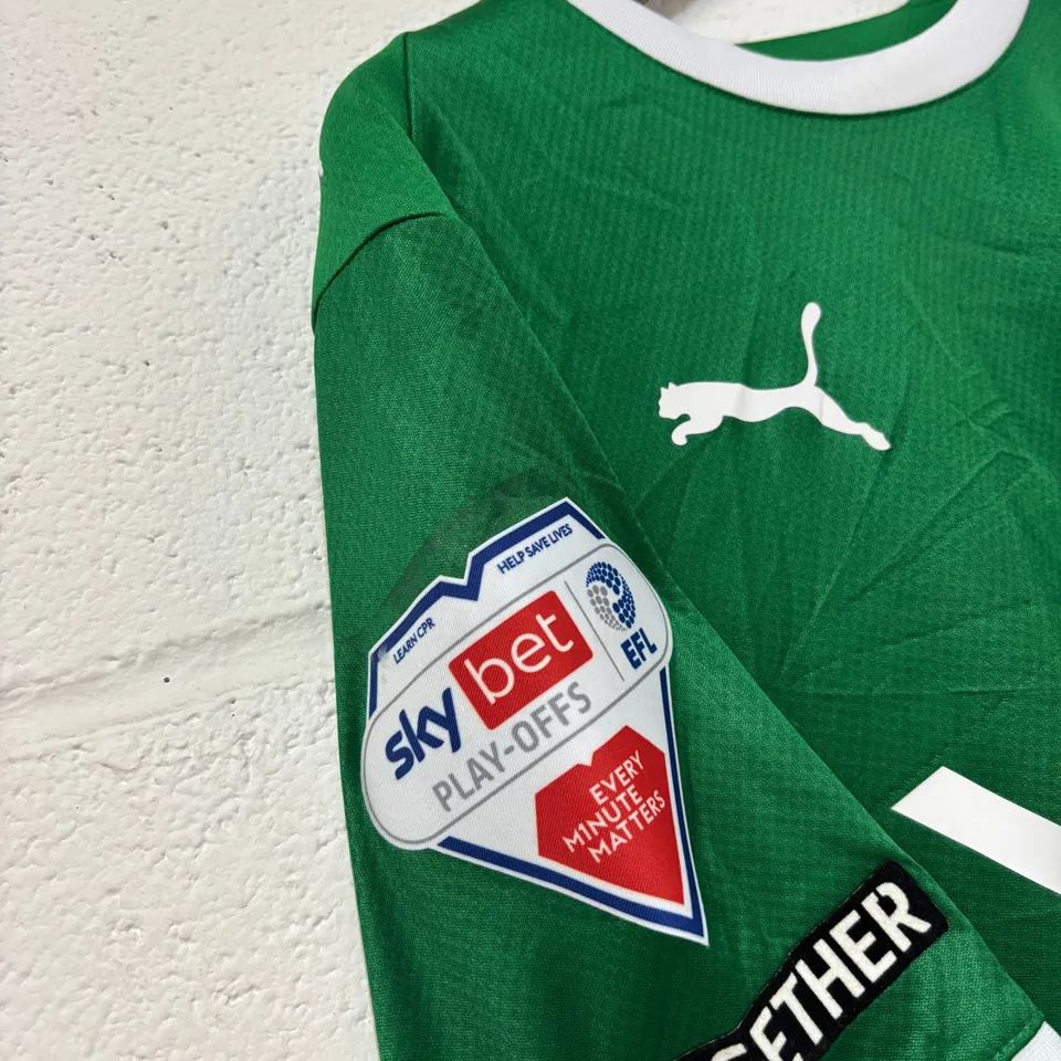 STOCKPORT COUNTY F.C PLAY OFFS MATCH WORN THIRD KIT IN GREEN - UK M / LEWIS FIORINI #18