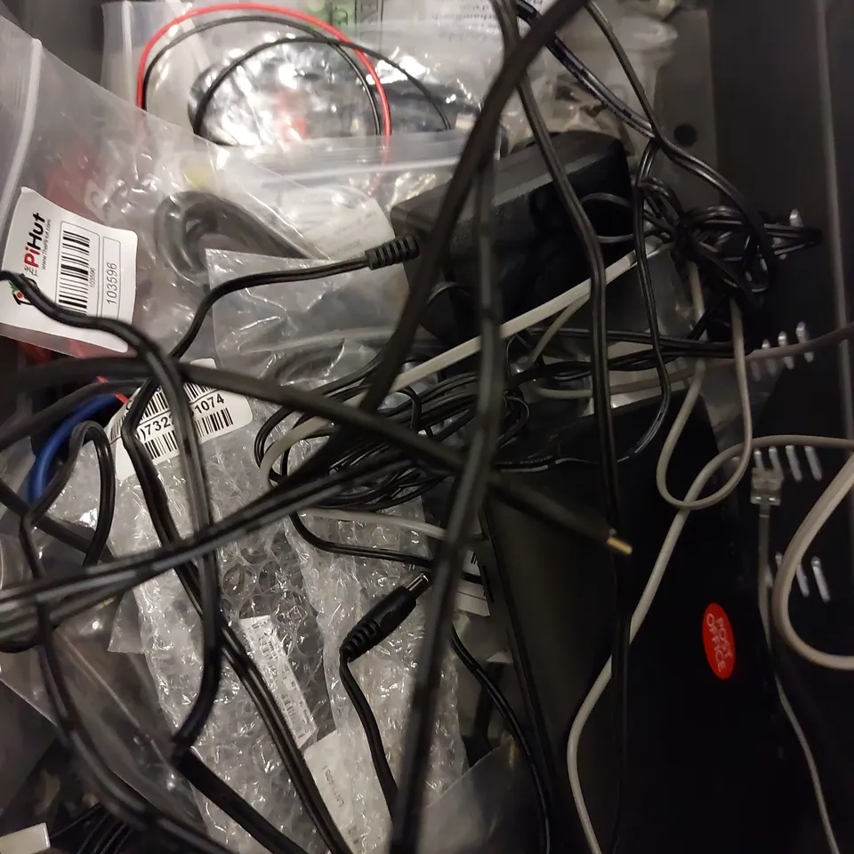 LOT OF APPROX 12 ASSORTED ELECTRICAL ITEMS