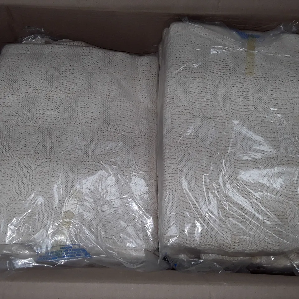 LOT OF APPROXIMATELY 20 V-NECK JUMPERS IN CREAM - SIZE UNSPECIFIED