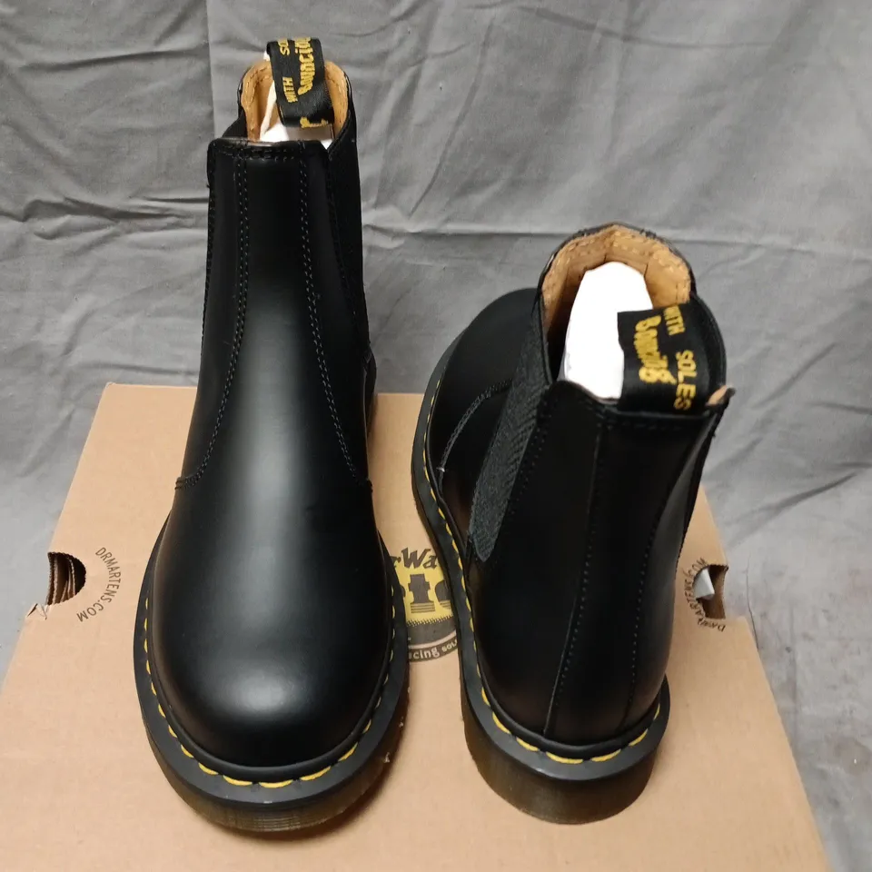 DR. MARTENS 2976 YS BLACK SMOOTH CHELSEA BOOTS – UK 6