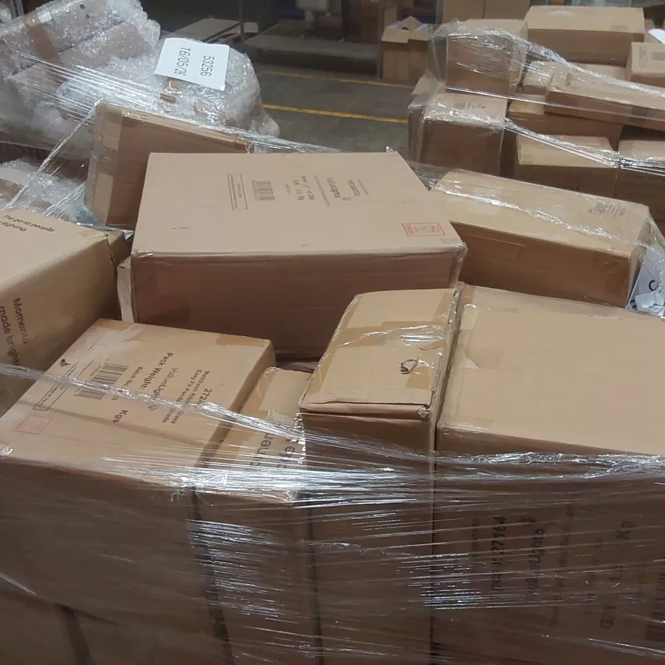 PALLET CONTAINING A VERY LARGE QUANTITY OF HOME LIGHTING PRODUCTS