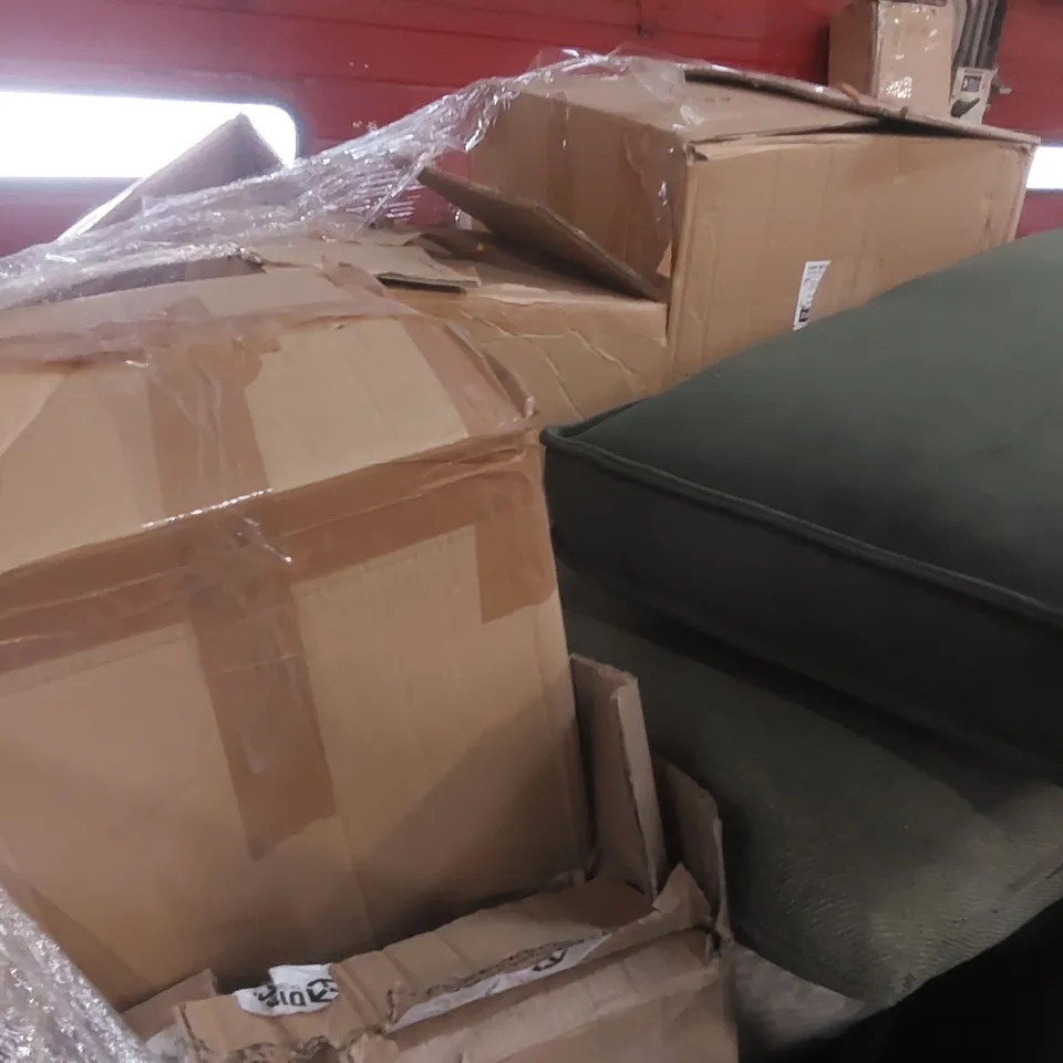 PALLET CONTAINING A LARGE QUANTITY OF ASSORTED LIGHTING PRODUCTS/FURNITURE PARTS ECT