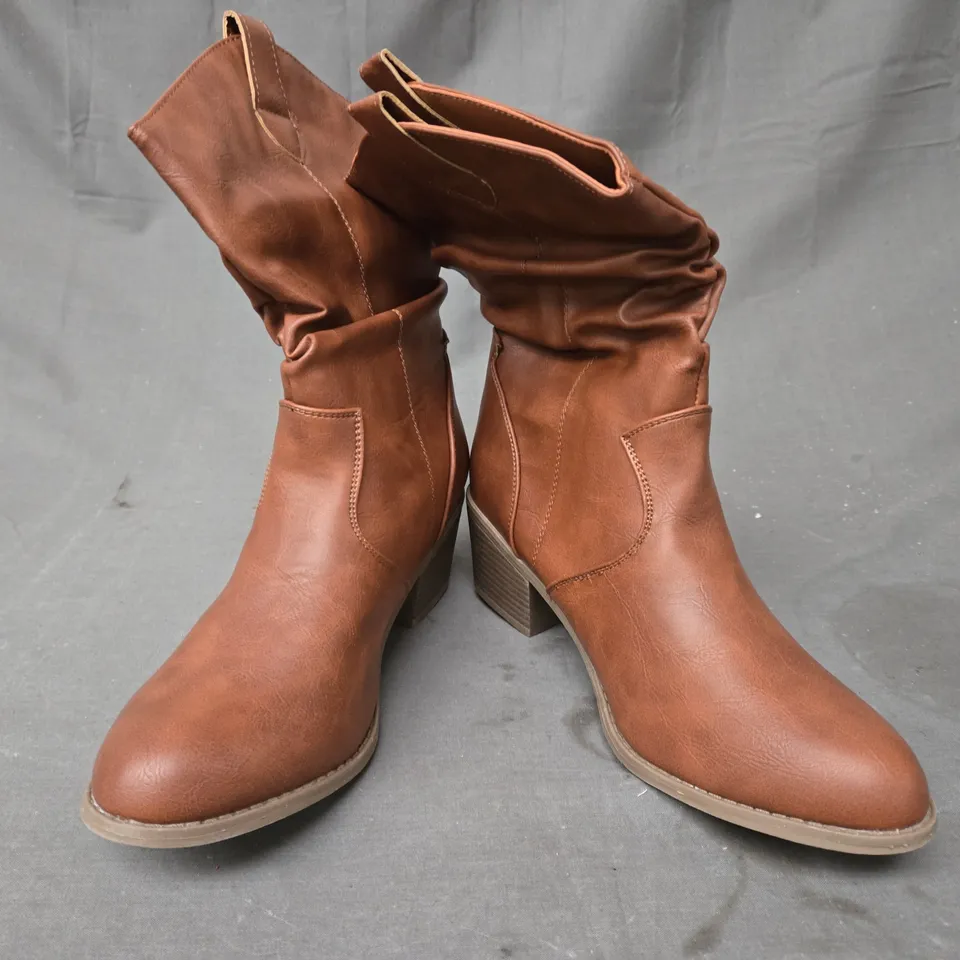 BOXED PAIR OF UNBRANDED ANKLE BOOTS IN BROWN EU SIZE 40