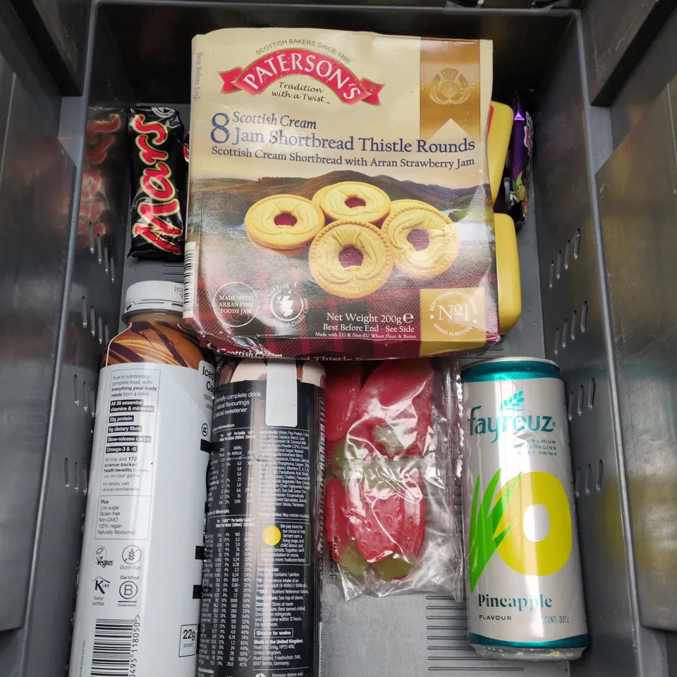 APPROXIMATELY 10 ASSORTED FOOD AND DRINK ITEMS TO INCLUDE SUNNA SUPPLEMENTS, MINT IMPERIALS AND CHICKEN NOODLES ETC