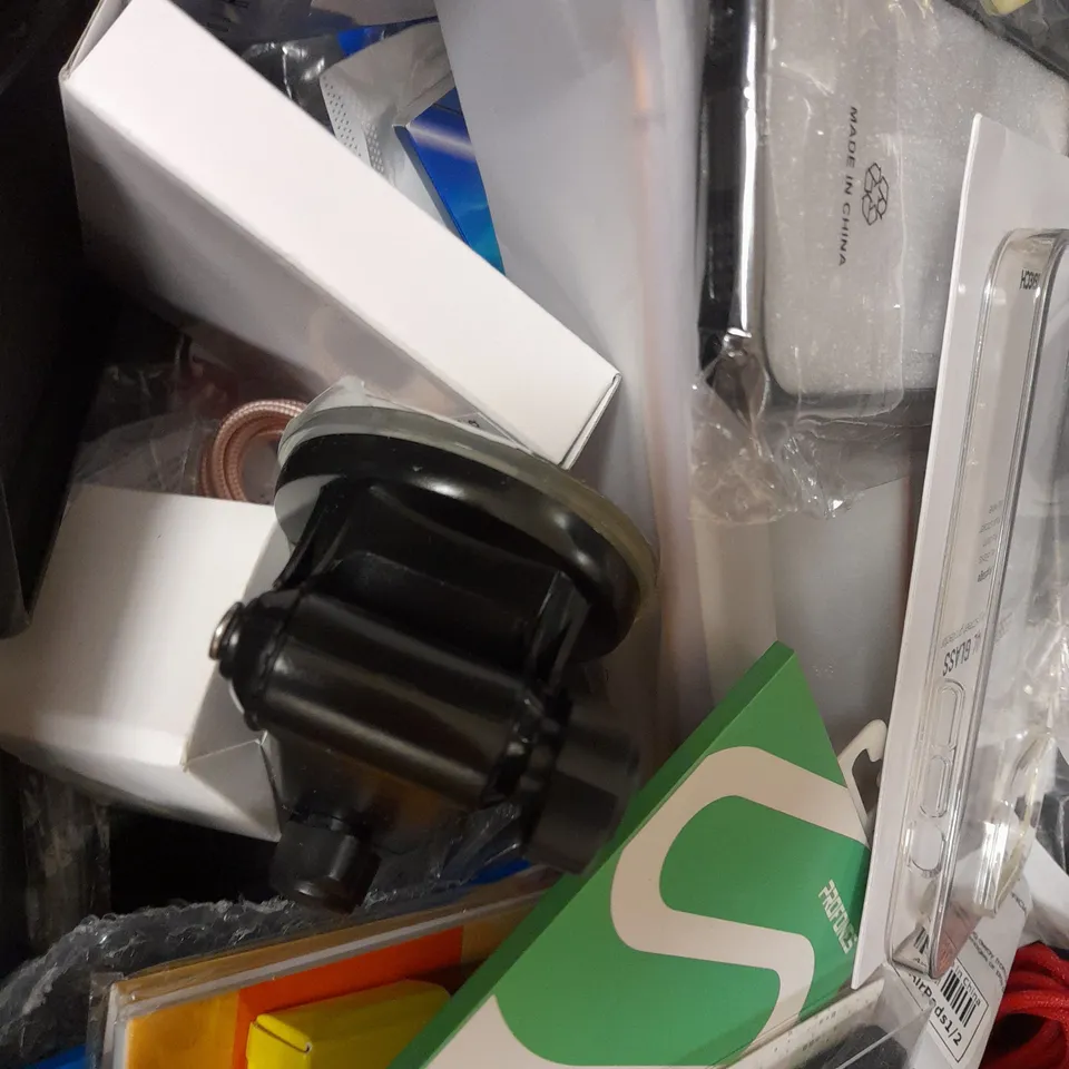 LOT OF APPROX 12 ASSORTED ELECTRICAL ITEMS TO INCLUDE BEATBUDS EARBUDS, BELKIN SCREEN PROTECTOR, USB-C LIGHTNING CABLE, ETC