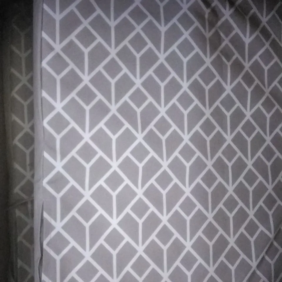 BOXED CHAIR CUSHIONS IN GREY/ WHITE ×4