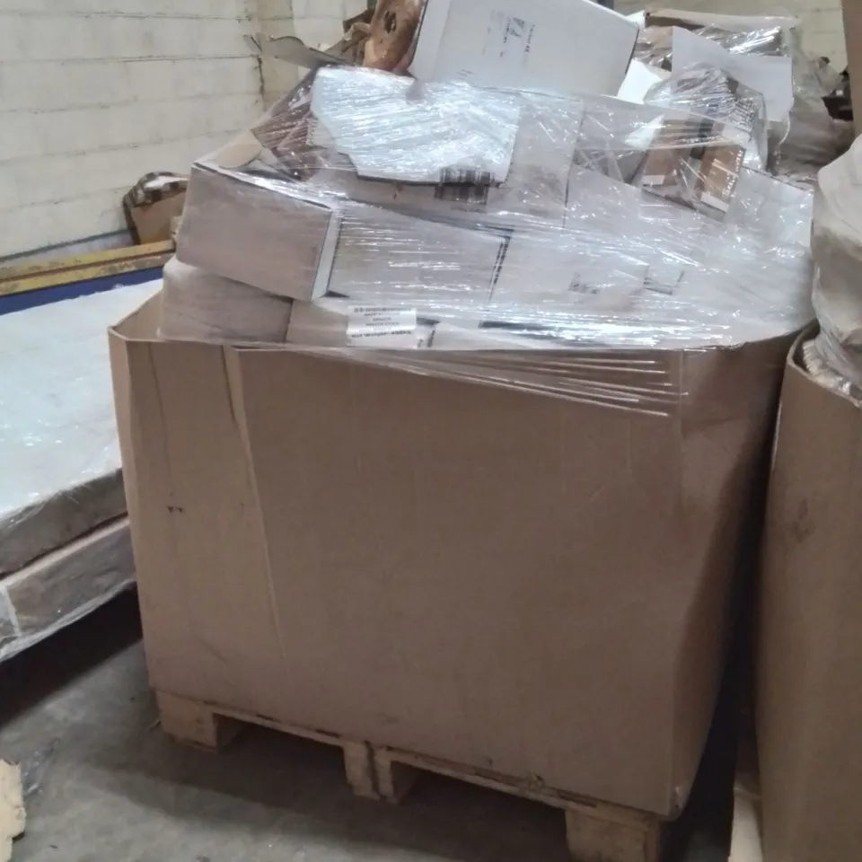 PALLET CONTAINING A VERY LARGE QUANTITY OF SALT LAMPS