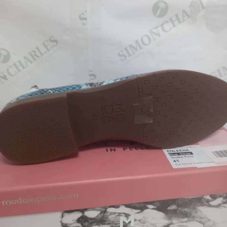BOXED PAIR OF MODA IN PELLE SHOES IN DENIM SNAKE SIZE 8