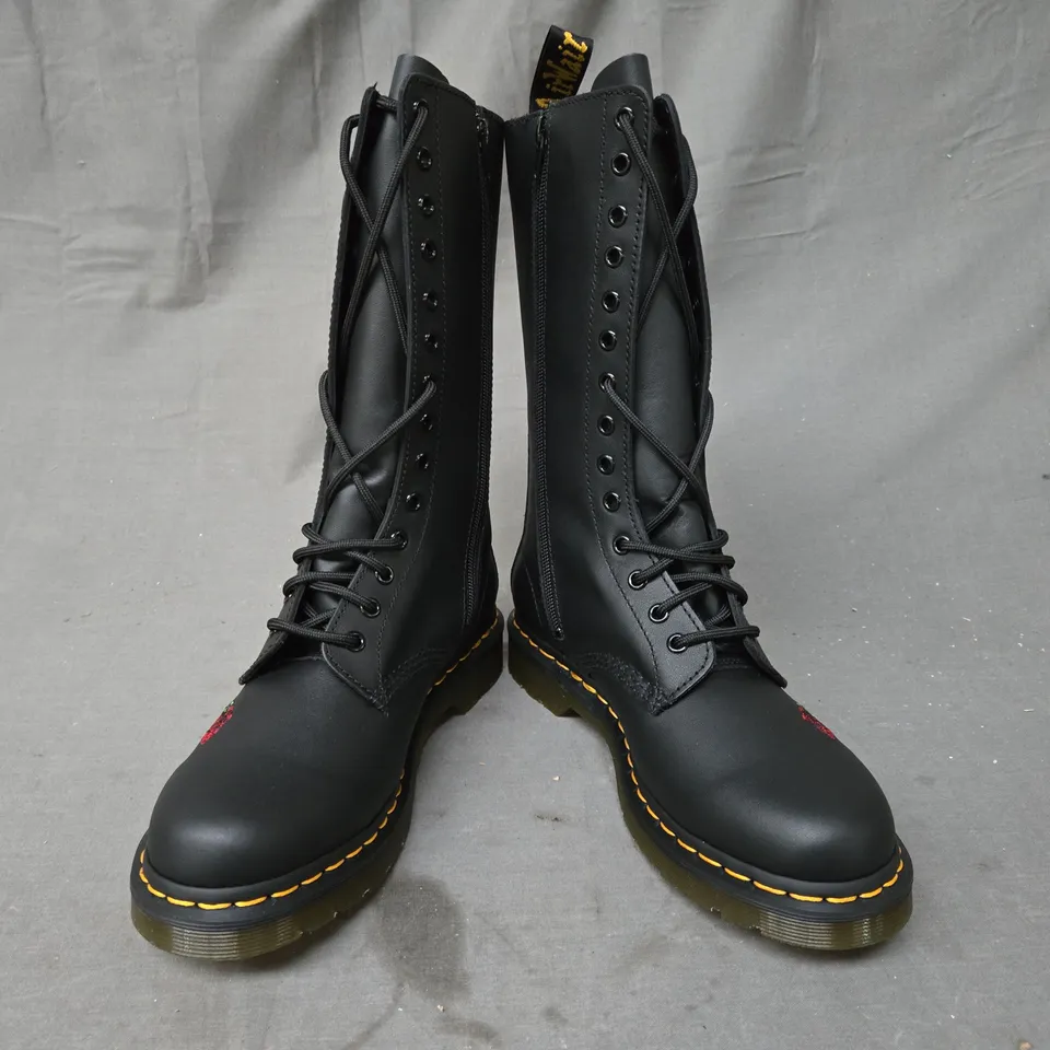 BOXED PAIR OF DR MARTENS 1914 VONDA BOOTS IN BLACK W. ROSE DESIGN UK SIZE 7