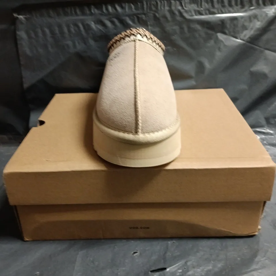 BOXED PAIR OF UGG WTAZZ SHOES IN SAND SIZE UK 6