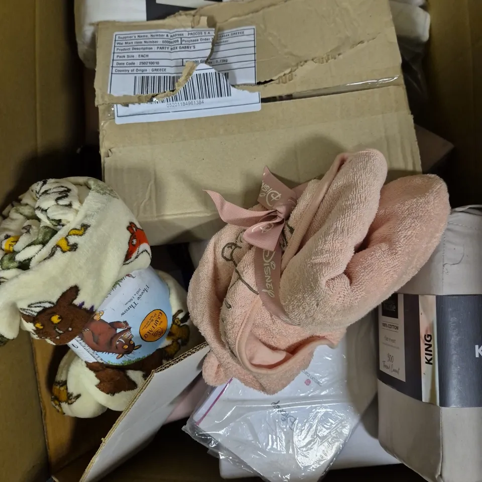 BOX OF APPROXIMATELY 10 ASSORTED BEDDING & SOFT FABRICS ITEMS TO INCLUDE - DUVET SETS - FITTED SHEETS - ETC