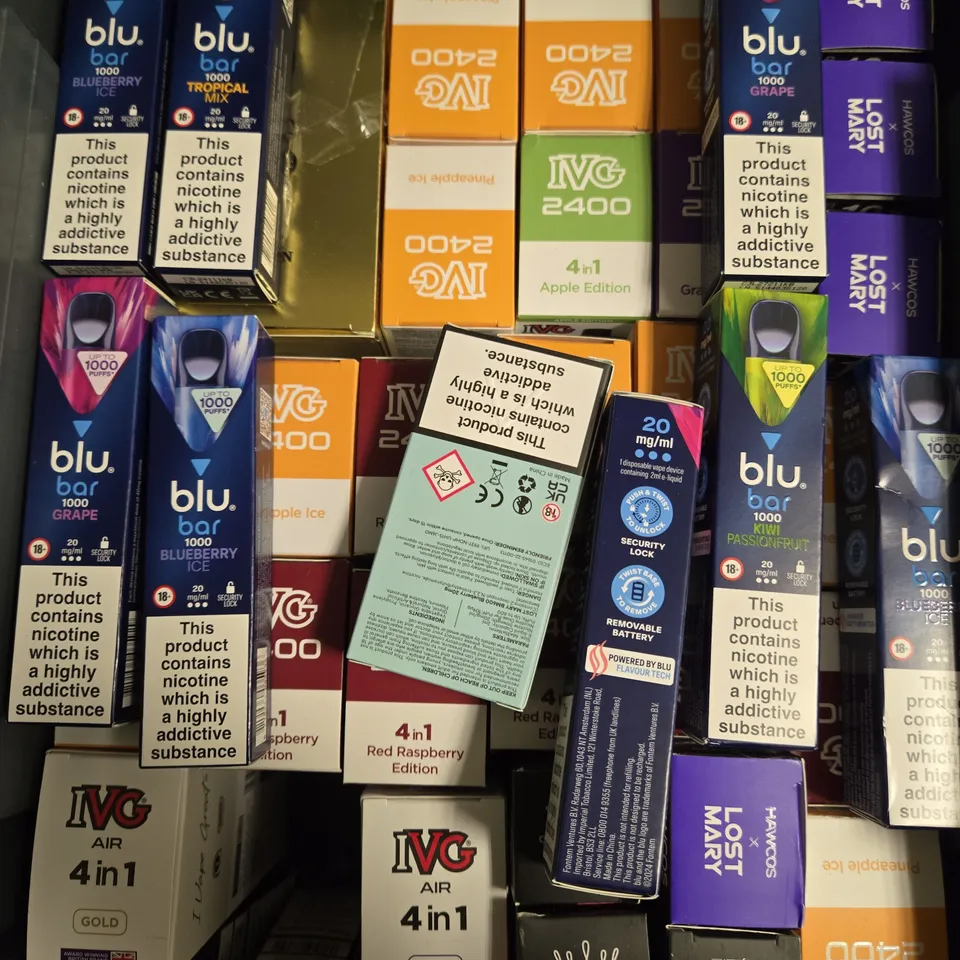 APPROXIMATELY 20 ASSORTED E-CIGARETTE & VAPING ITEMS IN VARIOUS BRANDS 