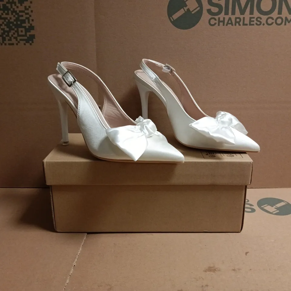 BOXED PAIR OF WEIBENA POINTED TOE STILETTO HEELS IN IVORY W. BOW DETAIL SIZE EU 35