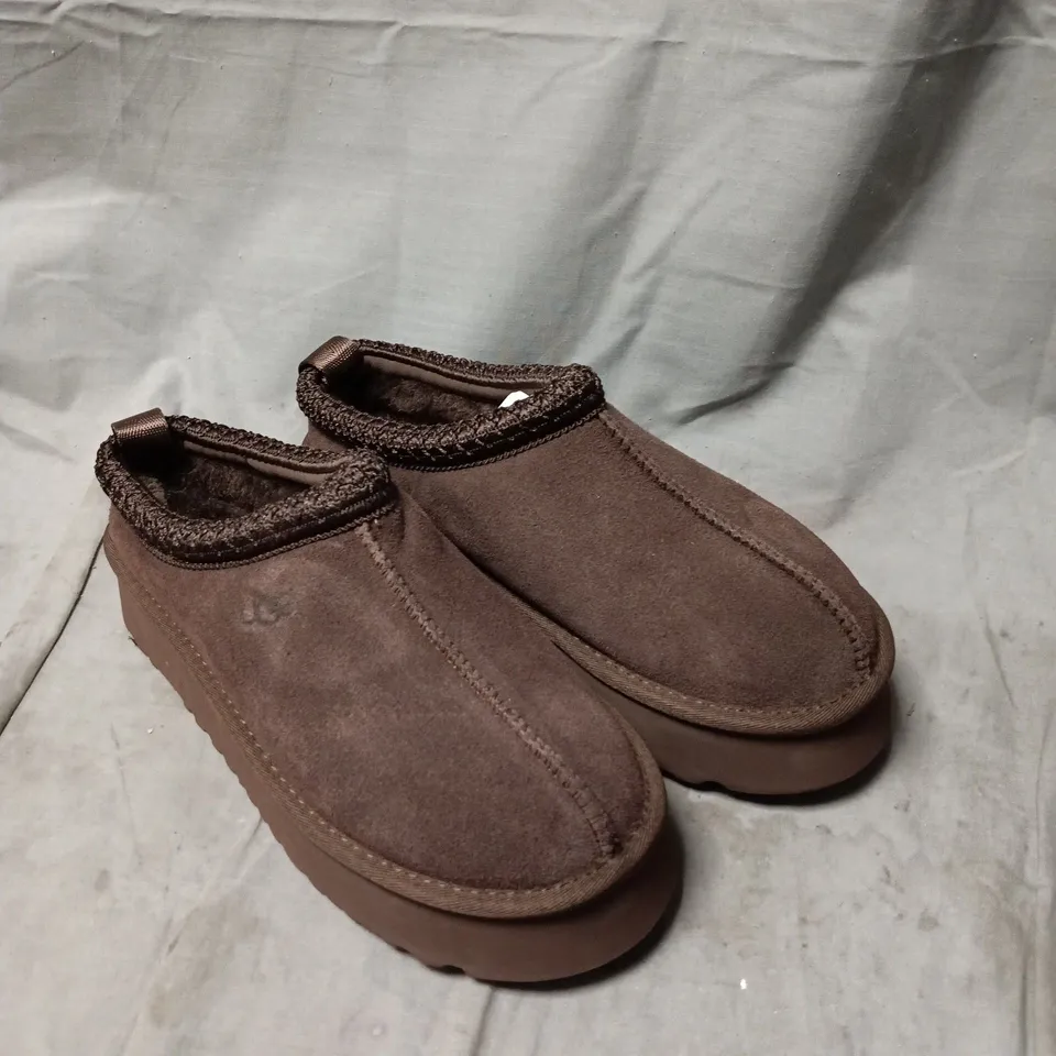 UGG BROWN SUEDE SLIP-ON CHILDREN'S MOCCASIN-STYLE SLIPPER SIZE 5