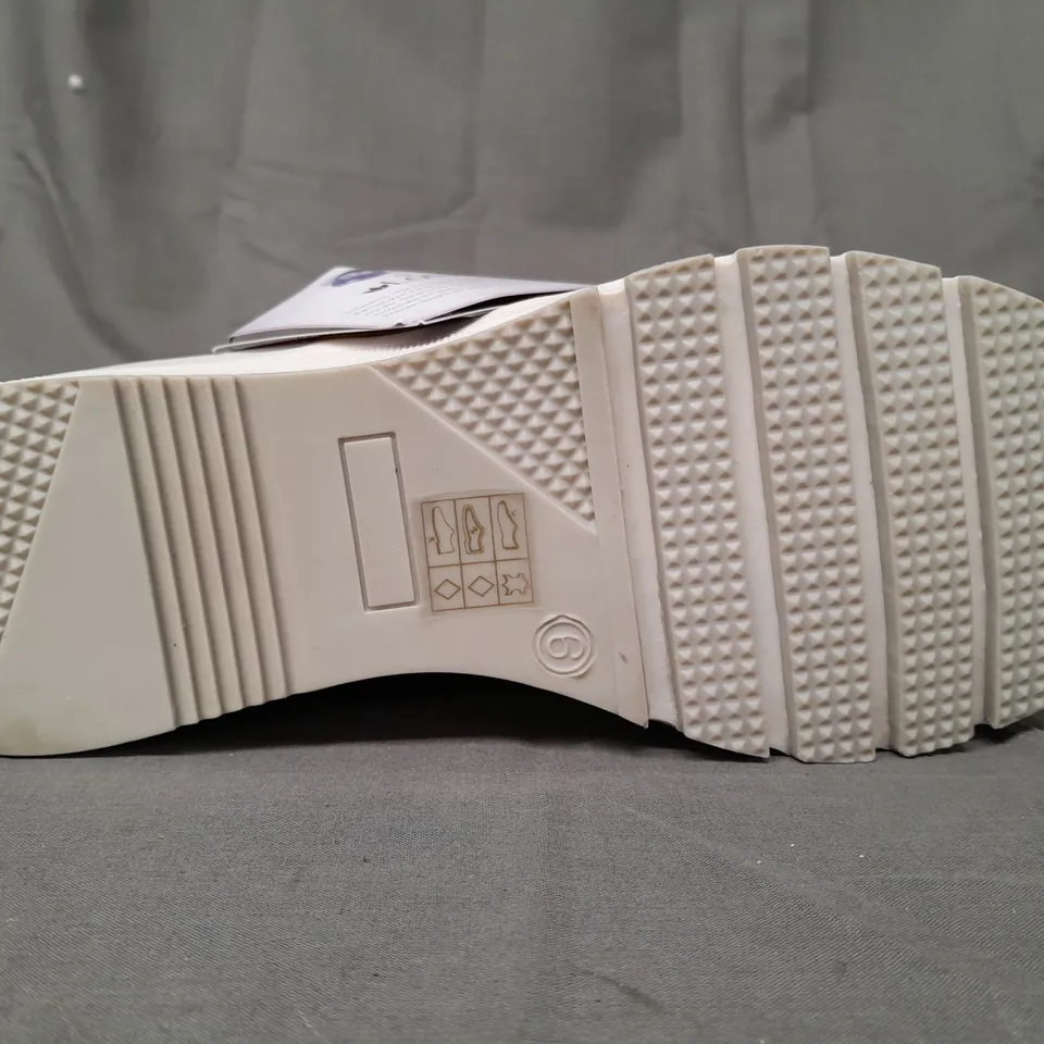 BOXED PAIR OF STRESSLESS BY LOTUS SUZUKA SHOES IN WHITE/MULTICOLOUR UK SIZE 6