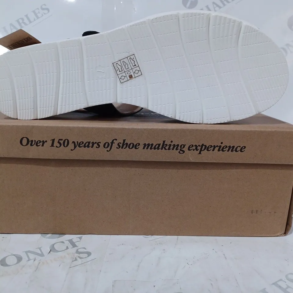 BOXED PAIR OF CUSHION-WALK RING DETAIL OPEN TOE SANDALS IN BLACK SIZE 7