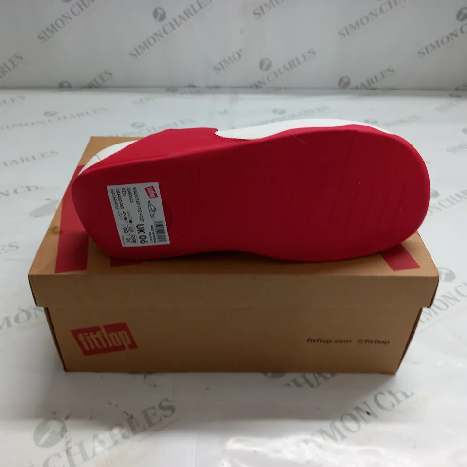 BOXED PAIR OF FITFLOPS WALKSTAR TOE POST SANDALS IN RED - UK 6
