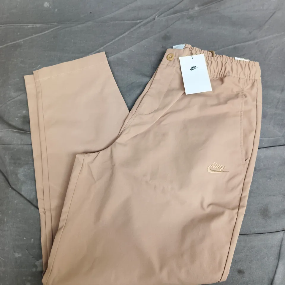 NIKE STANDARD FIT TAPER LEG BOTTOMS IN SAND - MEDIUM