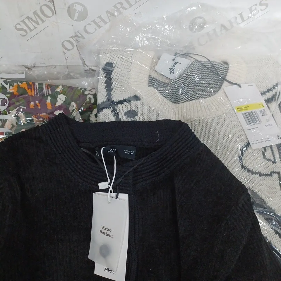 SMALL BOX OF ASSORTED CLOTHING ITEMS TO INCLUDE,JUMPERS T-SHIRTS ,