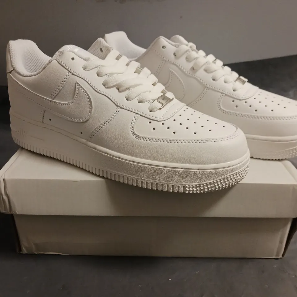 BOXED PAIR OF NIKE AIR FORCE 1 '07 SHOES IN WHITE UK SIZE 7.5