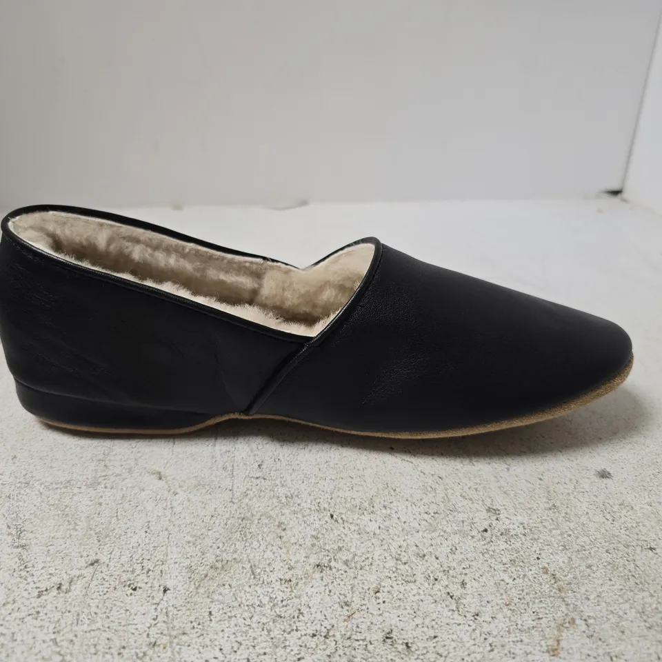 DRAPER OF GLASTONBURY LEATHER SLIPPERS – BLACK, UK 9