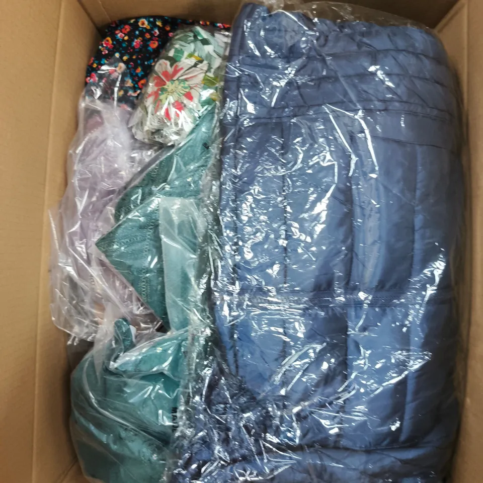 APPROXIMATELY 20 ASSORTED WOMENS CLOTHING ITEMS IN VARIOUS SIZES & STYLES 
