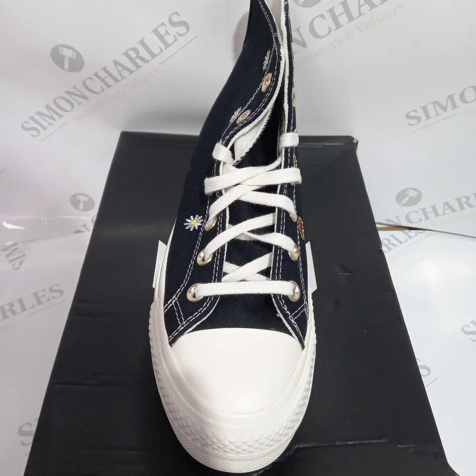 BOXED PAIR CONVERSE CTAS LIFT HI IN BALCK/LIGHT GOLD- SIZE 7.5