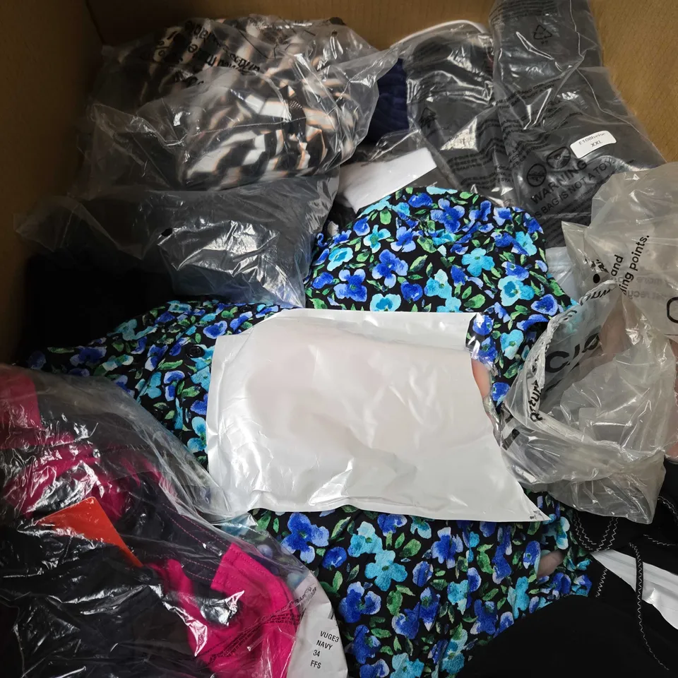 APPROXIMATELY 15 ASSORTED CLOTHING ITEMS IN VARIOUS SIZES TO INCLUDE - SPORTS BRA , SOCKS , SWIMMING COSTUME ETC