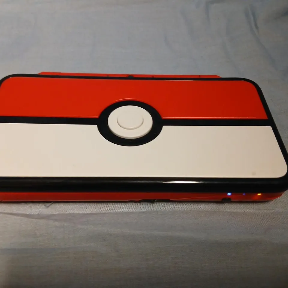 NINTENDO 3DS HANDHELD CONSOLE – RED POKÉ BALL SKIN
