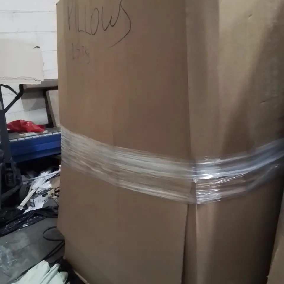 PALLET CONTAINING A LARGE QUANTITY OF PILLOWS