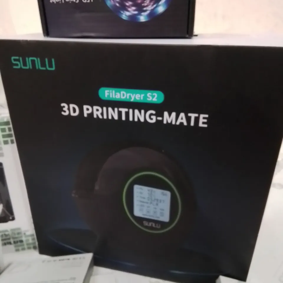 BOX CONTAINING LARGE AMOUNT OF BOXED ELECTRICAL ITEMS TO INCLUDE: LED MOTION SENSOR FLOOD LIGHT, 3D PRINTING-MATE, LED STRIP LIGHTS, INK CARTRIDGES, PHONE SCREEN PROTECTION COVERS, LIGHT BULBS ETC.