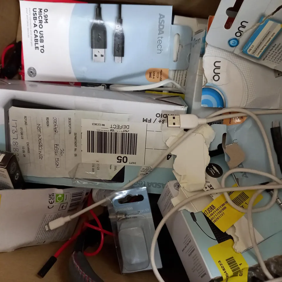 APPROXIMATELY 20 ASSORTED ITEMS TO INCLUDE HDTV INDOOR AERIAL, POWER BANK, JUICE DISCO XL SPEAKER ETC.