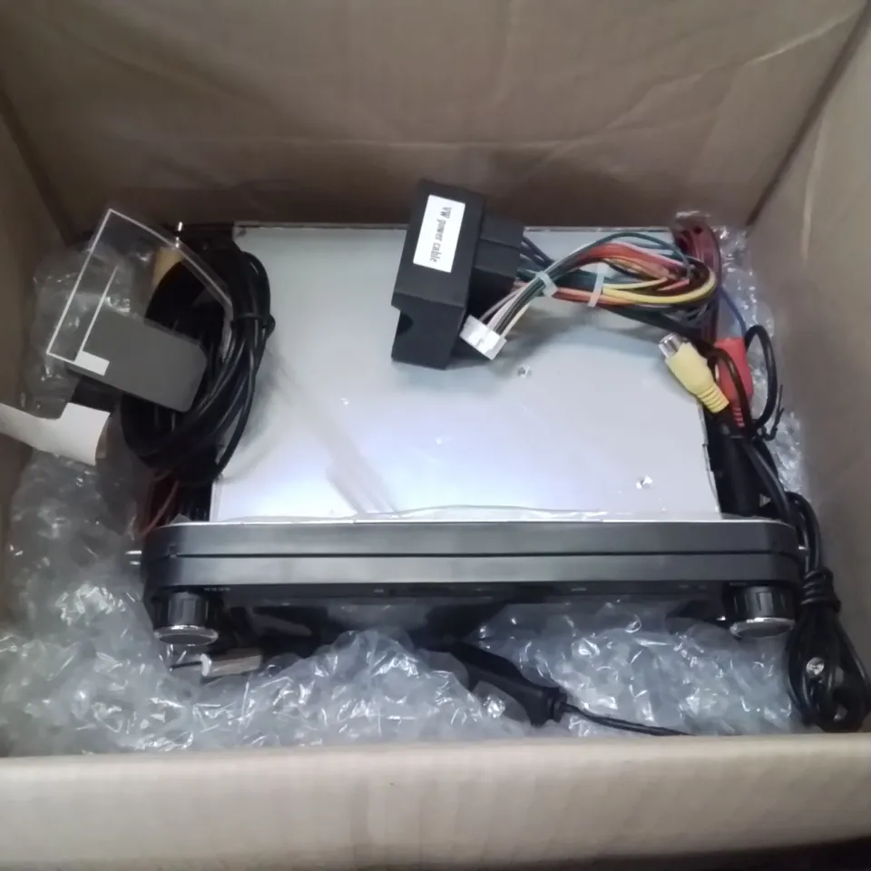 LARGE BOX CONTAINING ASSORTED CAR MULTIMEDIA SYSTEM INTERFACES // MODELS VARY