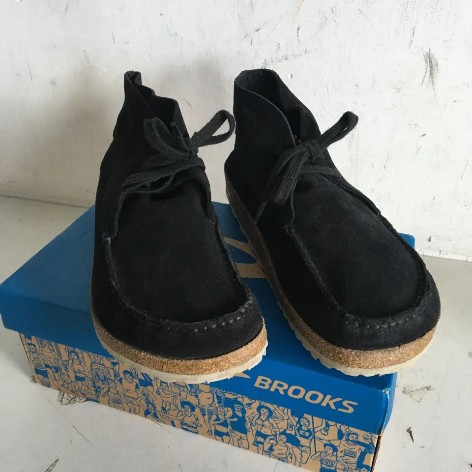 BOXED PAIR OF SIZE 7.5 BROOKS GHOST 14 WOMENS TRAINERS 