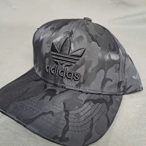 ADIDAS ORIGINALS CAMO HAT IN BLACK