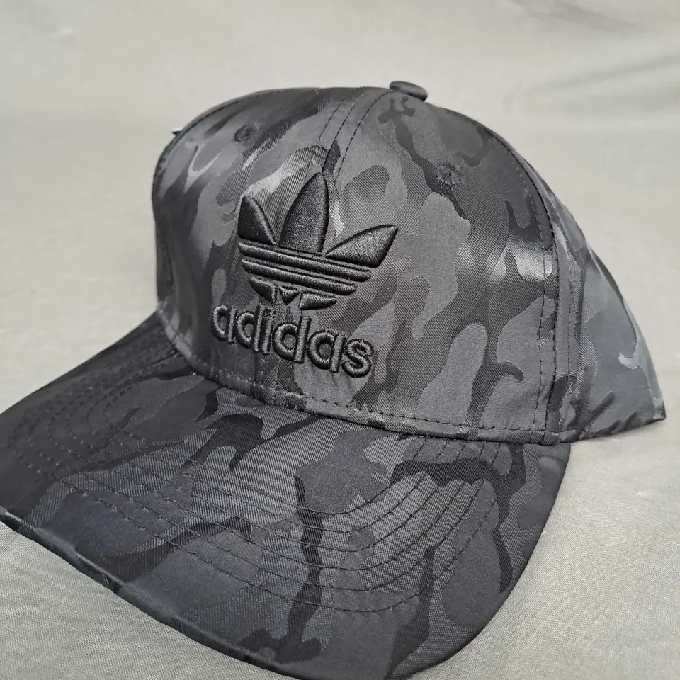 ADIDAS ORIGINALS CAMO HAT IN BLACK