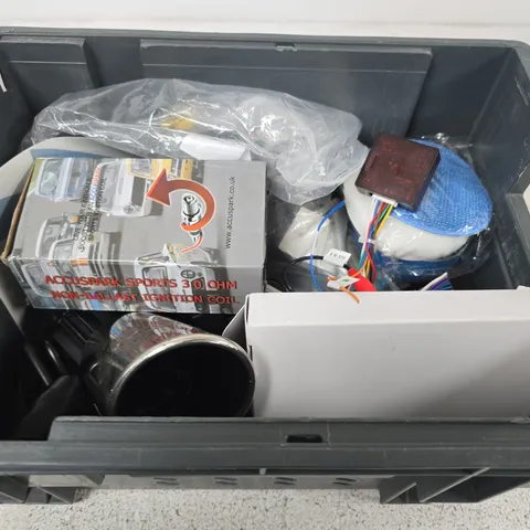 APPROXIMATELY 10 ASSORTED VEHICLE PARTS AND ACCESSORIES