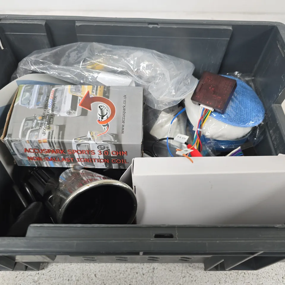APPROXIMATELY 10 ASSORTED VEHICLE PARTS AND ACCESSORIES