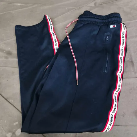 TOMMY JEANS TRACKSUIT BOTTOMS IN NAVY - LARGE