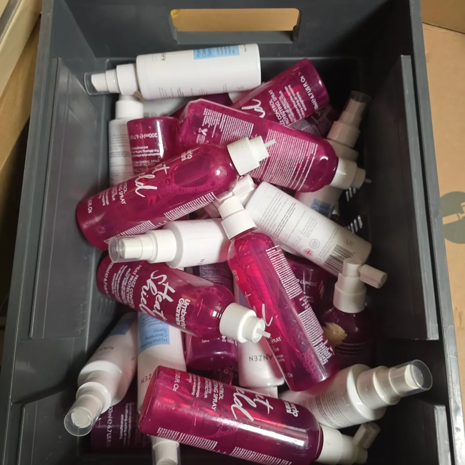 APPROXIMATELY 15 ASSORTED HEALTH & BEAUTY PRODUCTS TO INCLUDE AUSSIE VOLUME CONDITIONER, KANZEN CLEANSING SPRAY, UMBERTO GIANNINI HEAT SHIELD ETC - COLLECTION ONLY