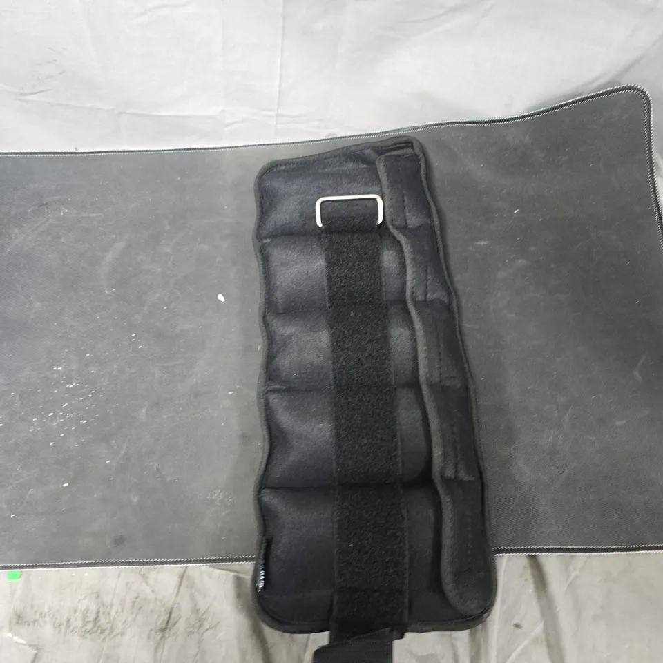 BOX OF APPROXIMATELY 15 ASSORTED ITEMS TO INCLUDE BIRD FEEDER AND STRAP ON WEIGHT