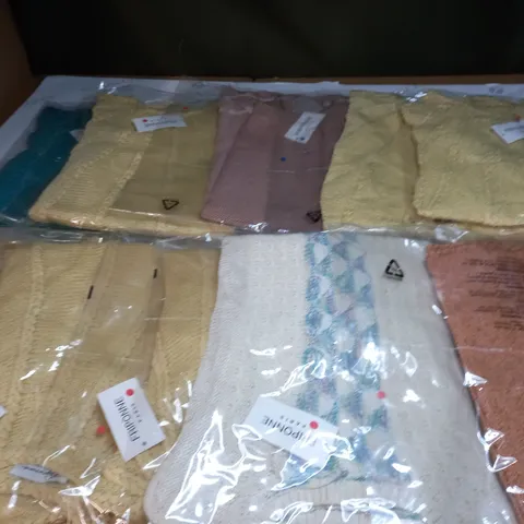 APPROXIMATELY 10 CLOTHING ITEMS IN VARIOUS SIZES AND COLOURS TO INCLUDE JUMPERS