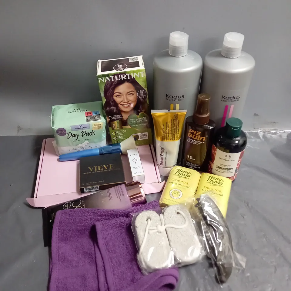 APPROXIMATELY 20 ASSORTED COSMETIC PRODUCTS TO INCLUDE - KADUS COLOUR RADIANCE SHAMPOO - VIEVE GLOSSY LIP OIL - THE BODY SHOP STRAWBERRY SHOWER GEL - ETC 