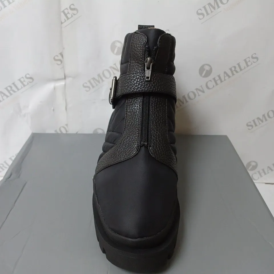 BOXED VIONIC JANARA ANKLE BOOT IN SIZE 8