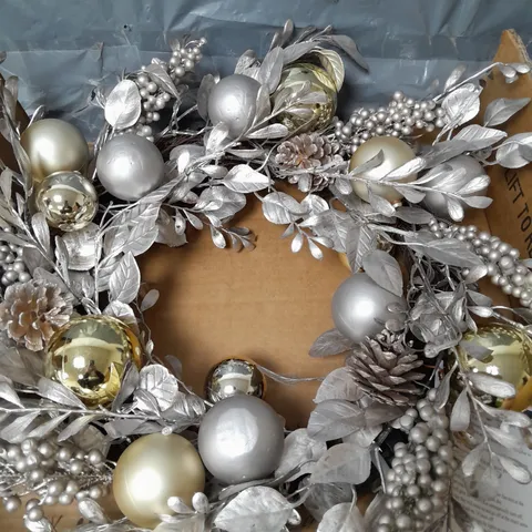 CHAMPAGNE AND GOLD PRE-LIT FESTIVE WREATH