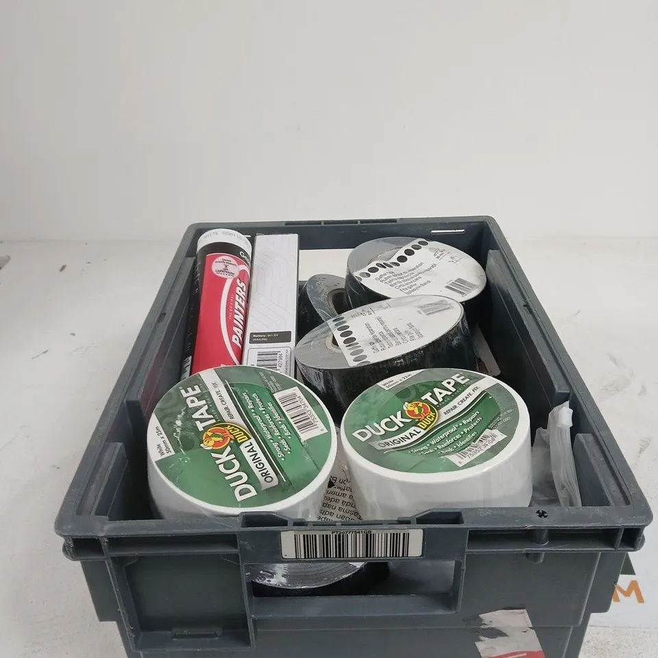 TOTE OF APPROXIMATELY 20 ASSORTED ITEMS TO INCLUDE BUNGEE CORDS, GAFFER TAPE, DUCK TAPE, PAINTERS MATE, WHISK ETC
