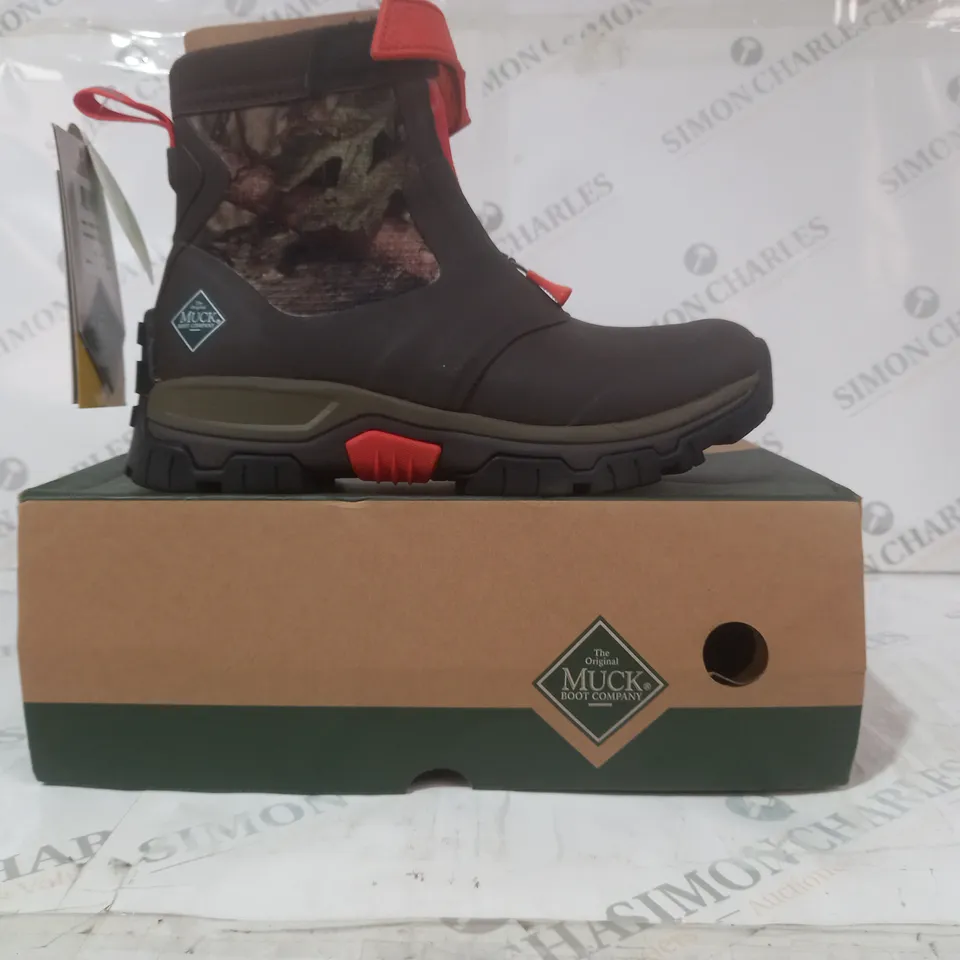 BOXED PAIR OF MUCK MEN'S APEX MID ZIP BOOTS IN BROWN UK SIZE 6